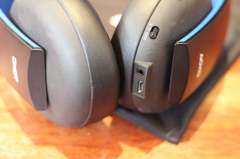 Illustration for article titled The PlayStation Gold Wireless Headset: Not Bad For A Hundred Bucks